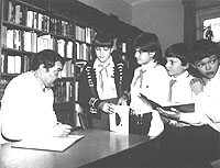 r-olvas tallkoz Lzr Ervinnel a Krdy Gyula Vrosi Knyvtr gyermekrszlegben (1980-as vek eleje)
