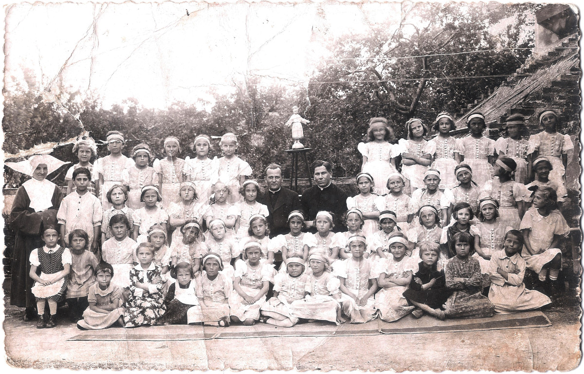 Oszvári Terézia az apácaiskolában 1937 körül