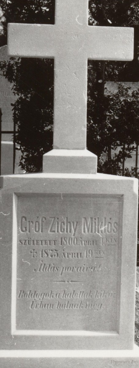 Zichy II. Miklós síremléke Várpalotán